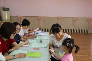 湘湖幼兒園:黨員教師開展社區(qū)早期教育咨詢活動(dòng)